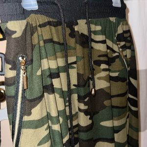 CAMO SWEATPANTS